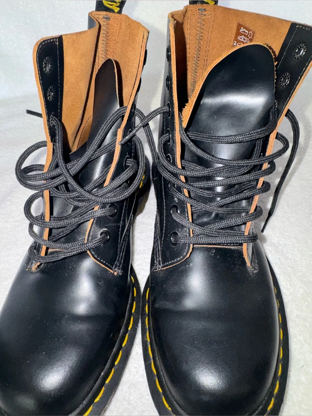 Dr Martens 1460 VINTAGE MADE IN ENGLAND Leather Lace Up Boots with pin. Unisex